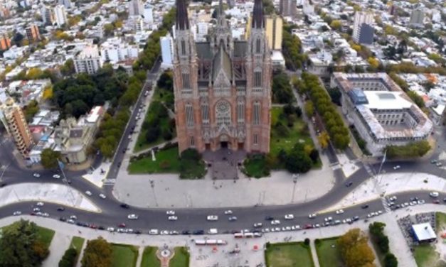 Municipales hacen compras a los adultos mayores en La Plata