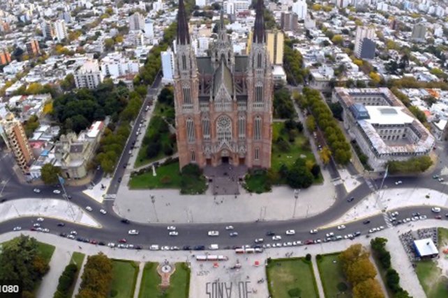 Municipales hacen compras a los adultos mayores en La Plata