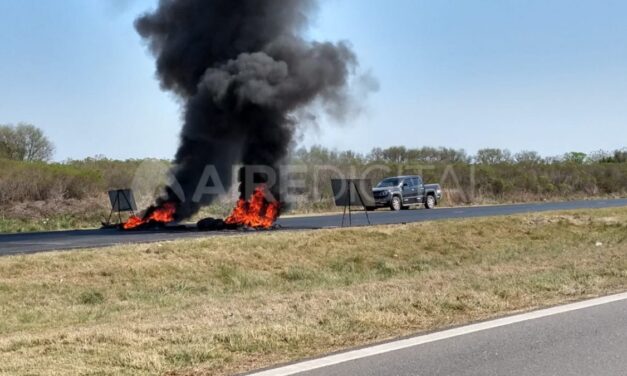 Los trabajadores municipales cortaron la autopista Rosario-Santa Fe y la Ruta 11