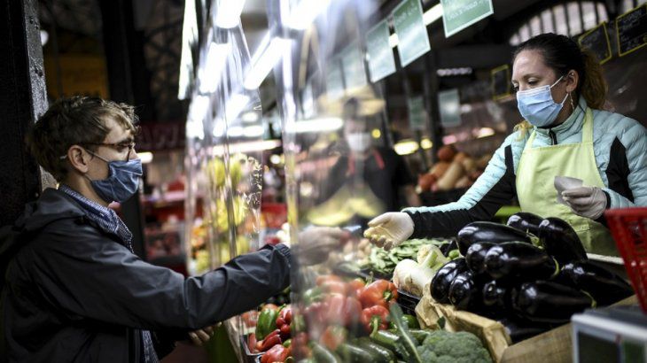Segunda ola y restricciones: quiénes son los trabajadores esenciales