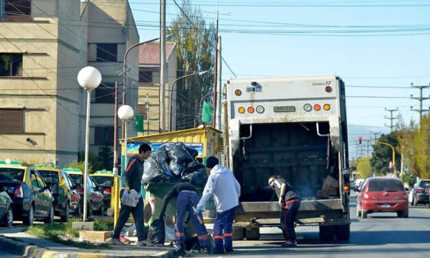 Inicia la vacunación para trabajadores municipales: decenas de recolectores de residuos ya tienen su turno