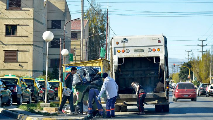 Inicia la vacunación para trabajadores municipales: decenas de recolectores de residuos ya tienen su turno