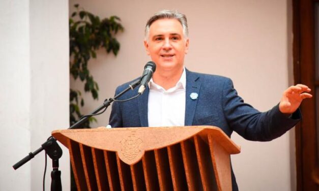 Llaryora lanzó una advertencia a empleados municipales que no se vacunen