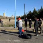 Tensión en Caleta Olivia.Municipales de Caleta cortan la ruta y la Infantería los desaloja con balas de goma y gases lacrimógenos