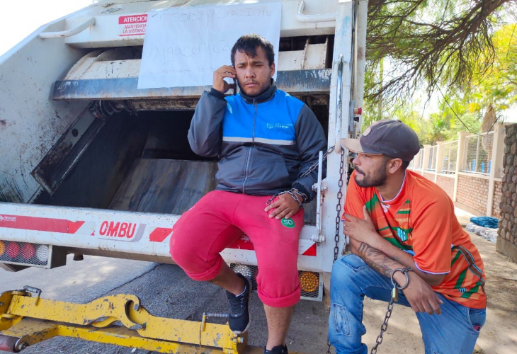 Grave situación: trabajadores municipales se encadenan a los camiones de recolección