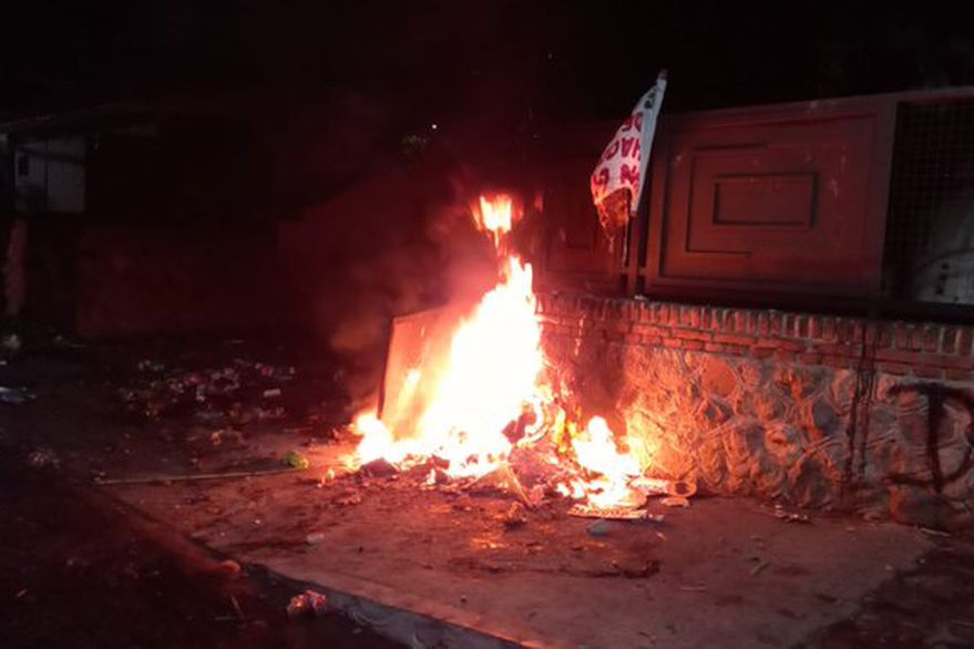 La Rioja: municipales protestaron frente a la residencia del gobernador y prendieron fuego la entrada