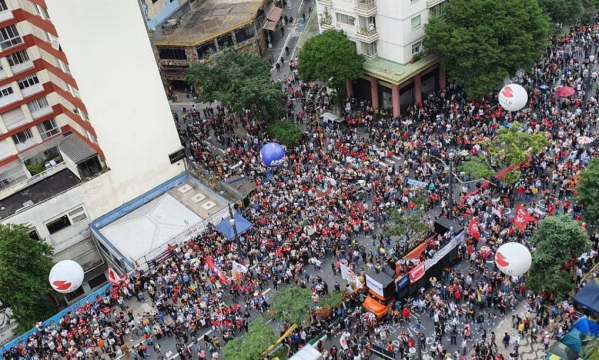 VIOLENTA REPRESION POLICIAL CONTRA LOS SERVIDORES PUBLICOS DE SAN PABLO EN BRASIL.