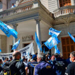 Municipales se movilizaron a Iapos en reclamo por las malas prestaciones