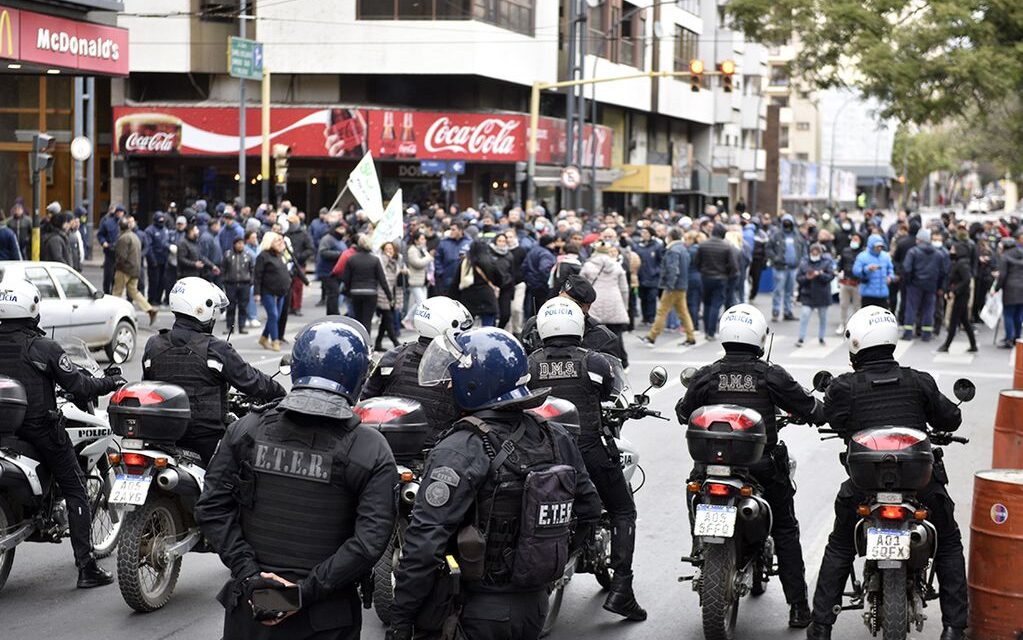 Columnas del Suoem marcharon a la Municipalidad y generaron caos en el tránsito en Córdoba