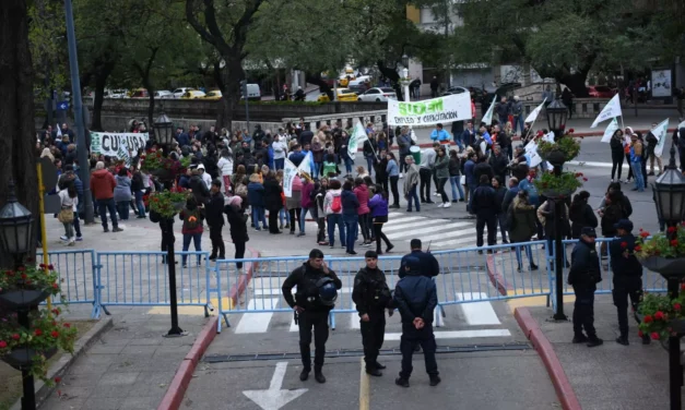 Trabajadores municipales sacan sus reclamos laborales a la calle