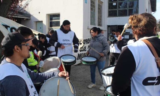 Municipales de Bariloche llevaron su protesta por cesantías de contratados al Centro Cívico