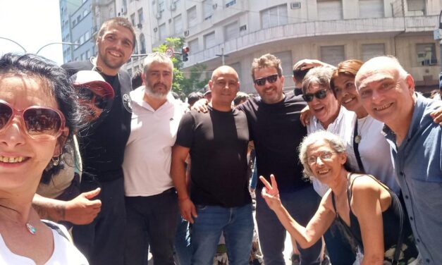 Marcha contra el DNU de Milei en Tribunales.