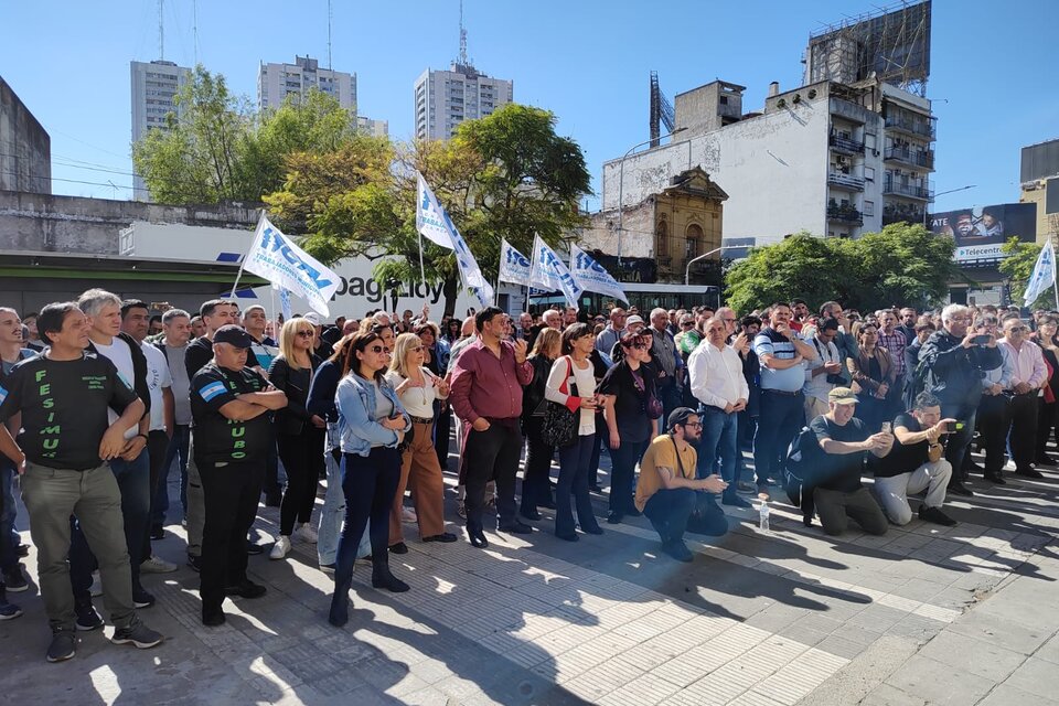Confederación de trabajadores municipales se movilizan y denuncian al Estado Argentino