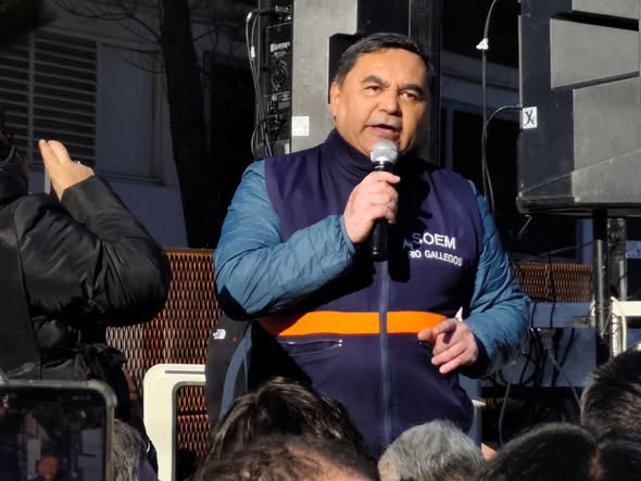 UNA MOVILIZACIÓN MASIVA EN DEFENSA DEL TRABAJO MUNICIPAL